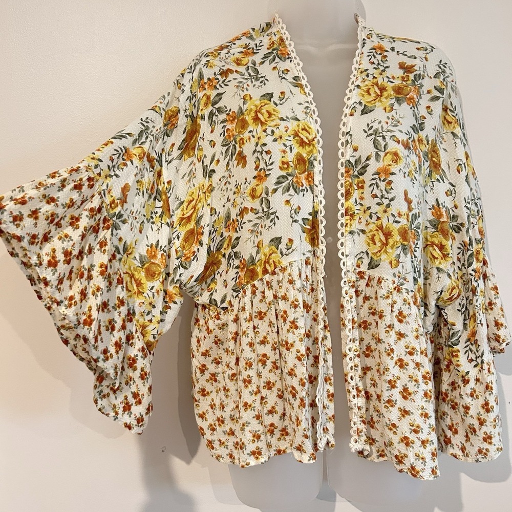 Coco Jaimeson Top Sz L Floral Cottage Open Front Crochet Trim Flare Sleeve